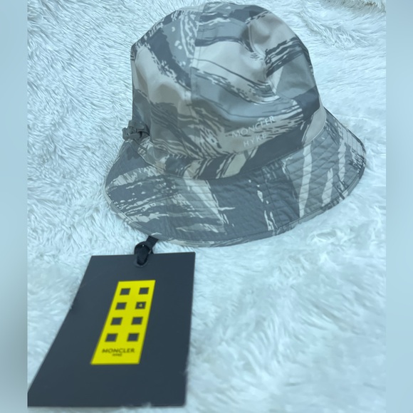 MONCLER GENIUS Printed Bucket Hat with Drawcord. - Picture 3 of 6